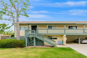 Juniper Coastal Home Charming Townhome close to the beach with updated interior and gas grill Guest house, Carlsbad