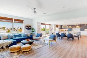 Seaside Serenity Retreat Inviting condo in with rooftop, hot tub, balcony, and ocean views Guest house, Oceanside