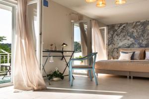 Yukka ComFor city center apartment with parking, Hvar