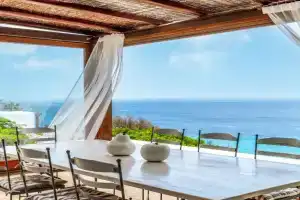 Calma Beach House, Elia