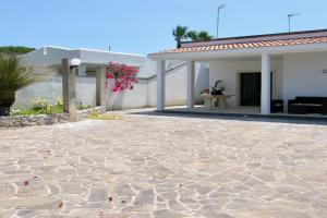 La quiete di una villetta a 7 minuti a piedi dal mare Guest house, Torre Dell'Orso