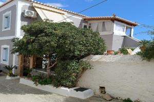 Angelic House, Spetses