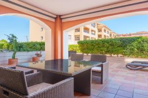 Hogar Brisa de las Marinas acogedor apartamento con amplia terraza y acceso directo a las piscinas-Comfortable apartment with spacious terrace and direct pool access, Denia