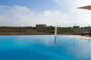 Kenn Holiday Home, Gharb