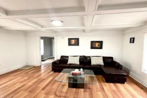 Luxurious & Serene Niagara Retreat 3BR 2BA Private Backyard Oasis Guest house, Niagara Falls