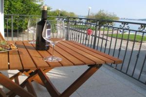 Apartment in stone house on seaside, Kambelovac