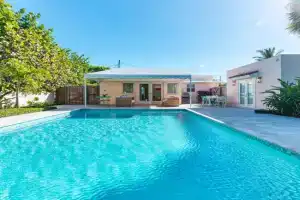 Peaceful Pink Orchid Beach House! Huge Pool!, West Palm Beach