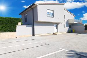 House Volme 2255, Bagnole