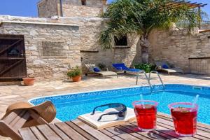 Athena's Pool Oasis Apartments, Skarinou
