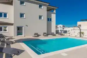 Oliva Villa, Bagnole