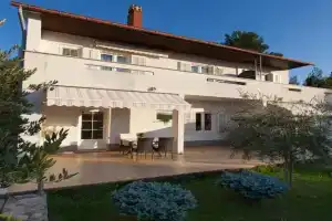 Apartment Jadranka quiet & near the beach!, KRK