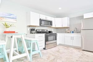 318 E Youngs Ave Unit 2 Seaside Retreat Salty Shore Getaway Apartments, Wildwood