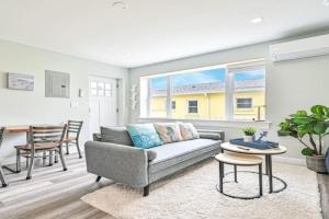 318 E Youngs Ave Unit 7 Salty Shore Retreat Coastal Charm Tranquility Apartments, Wildwood