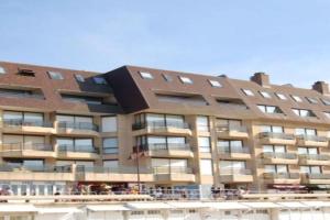 Seaside Escape w Balcony Apartments, De Haan