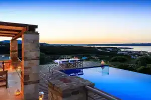 Villa Asteriskos, Almirida