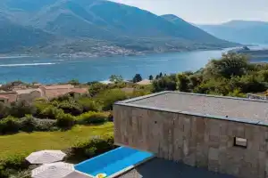 Villa Invicta with 17m pool and bay view, Dobrota