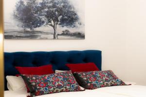 Studio 106 Apartment, Subotitsa