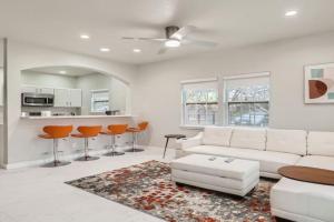 Superb White Modern Farm House, Austin
