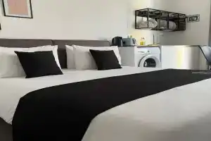 The Valley Room 6 with parking on premises, St Julians