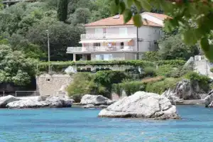 Villa Ana Apartments, Molonta