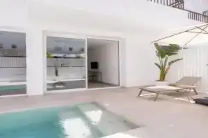 Bossa Bay Suites with Private Pool - MC Apartments Ibiza, Playa d'en Bossa