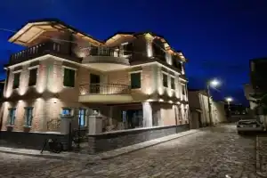 Bujtina Behram Hotel, Corce