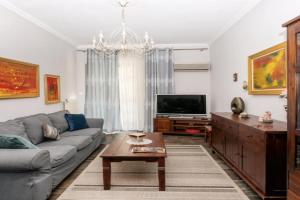 Charming & Authentic Gem - Walk to Port & Shops! Apartments, Patras