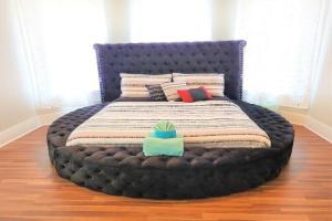 Experience- Only 1 Block to Beach & Pleasure Pier- 2BED 2Bath-6Beds-7 Minutes to Cruise Port-CasaAzul-2605A-, Galveston