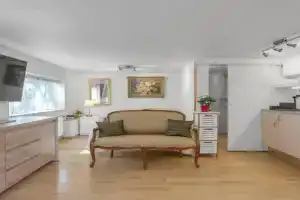 Lara Studio in Laugardalur valley, Central Park and Botanical Garden, Private entrance, FREE Private Parking on side, Reykjavik