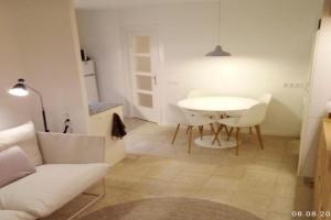 2 bedroom large modern apartment in Old Town 50m from the beach!, Blanes
