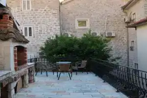 Old Apartment, Risan