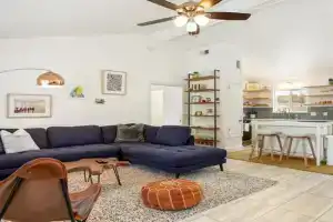 Stylish Retreat w Luxurious King Bed and WD Apartments, Austin