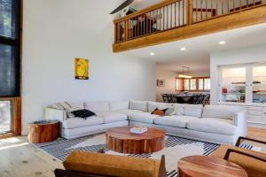 Spacious Home with Hot Tub and Fire Pit! Guest house, Flagstaff