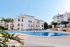 Soleado apartamento con piscina y terraza privada., Albir