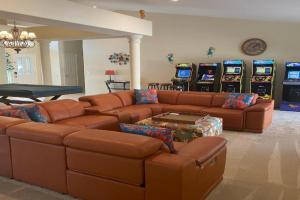 Coachella Chill: Luxury 4BR/4King Paradise Retreat Guest house, Indio