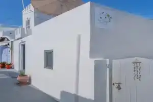 Villa Paradeisos, Karterados