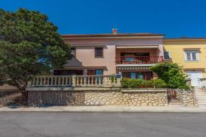 Agava Apartments, Povile