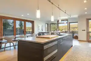 Walk to Skiing and Main, Spectacular Old Town 4BR Modern Home, Hot Tub, Fireplace, Outdoor firepit Guest house, Park City