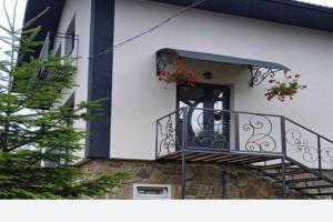 Legit House, Yaremche