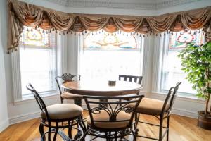 Club Salon Sleeps 10-20 Free Parking & TV Apartments, Chicago