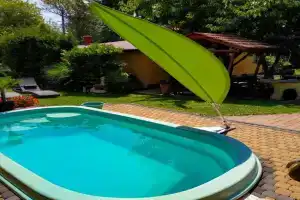 Rózsa Apartman, Alsoors