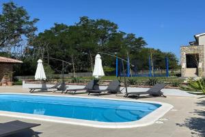 4 Bedroom Stunning Home In, Lopar