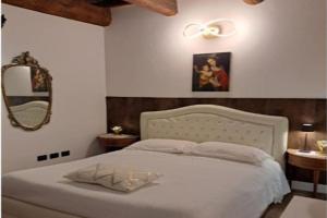 Centro storico, Centralissimo LUXURY SMERALDO SUITE Doccia Idromassaggio , cesto con piccola colazione Apartments, Ravenna