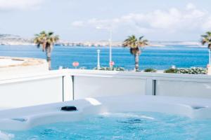 Stunning Holiday Villa with a Heated Jacuzzi, Qawra