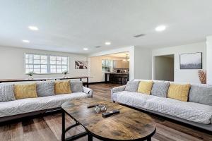 Spacious 4-BR Home, 7 miles to TIAA Bank Field Guest house, Jacksonville