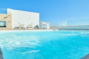 Luxury 2 BR Penthouse - Pool - close to Paceville, Pembroke