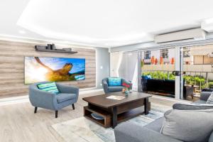 Fully Renovated 2BR and 2BA Near Waikiki Beach with Parking Apartments, Honolulu