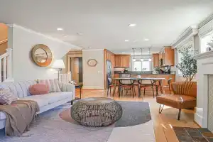 Exquisite Central Townhome with Spacious Loft and Gourmet Kitchen Guest house, Seattle