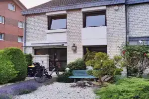 Spacious & comfortable guestrooms w private bathrooms near Koelnmesse & Lanxess Arena, free parking, highspeed WiFi, Koln