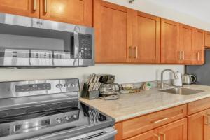 Deluxe Condo with Recreation Deck View, Free parking & WiFi Apartments, Honolulu